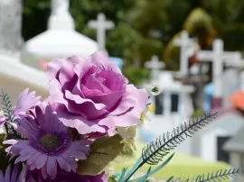 Consejos de etiqueta y vestimenta para asistir a un entierro en verano