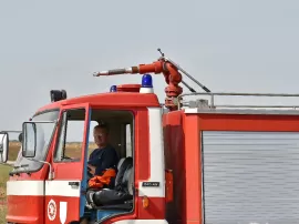 Los bomberos acuden rápidamente a Villabona para extinguir un incendio en un vehículo