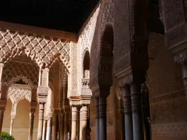 Descubre quién construyó la impresionante Mezquita de la Alhambra en Granada